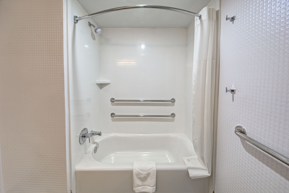 Room, 2 Queen Beds, Accessible, Bathtub (Hearing) - Photo 3