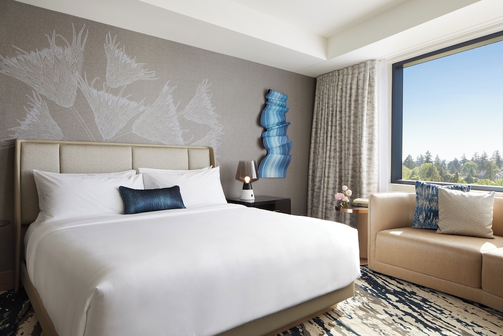 Premium Room, 1 King Bed, Accessible Bathtub, City View (Mobility)