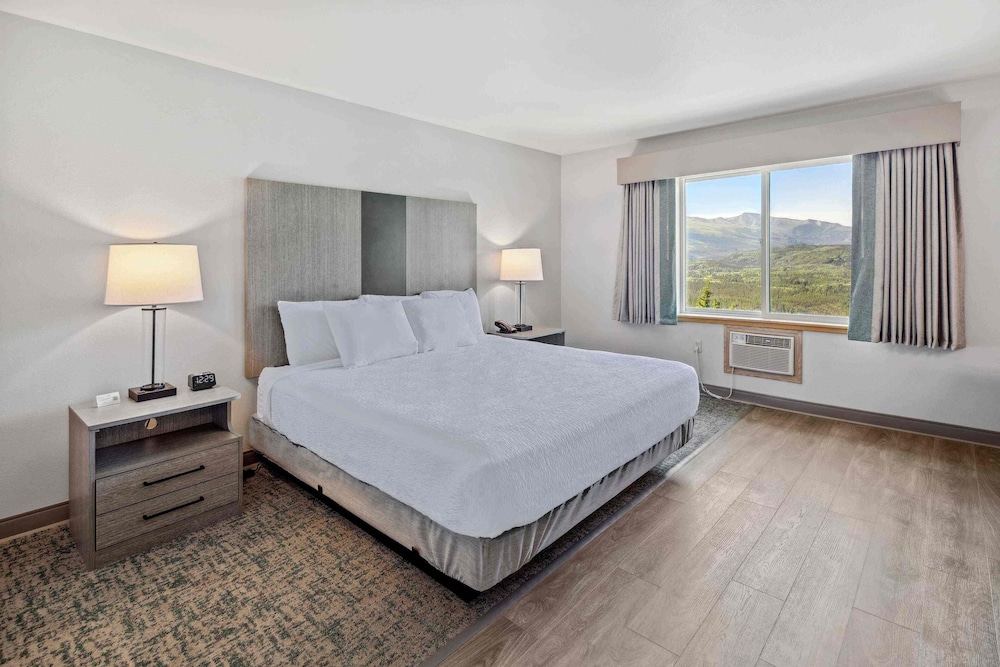 Deluxe Room, 1 King Bed photo 1