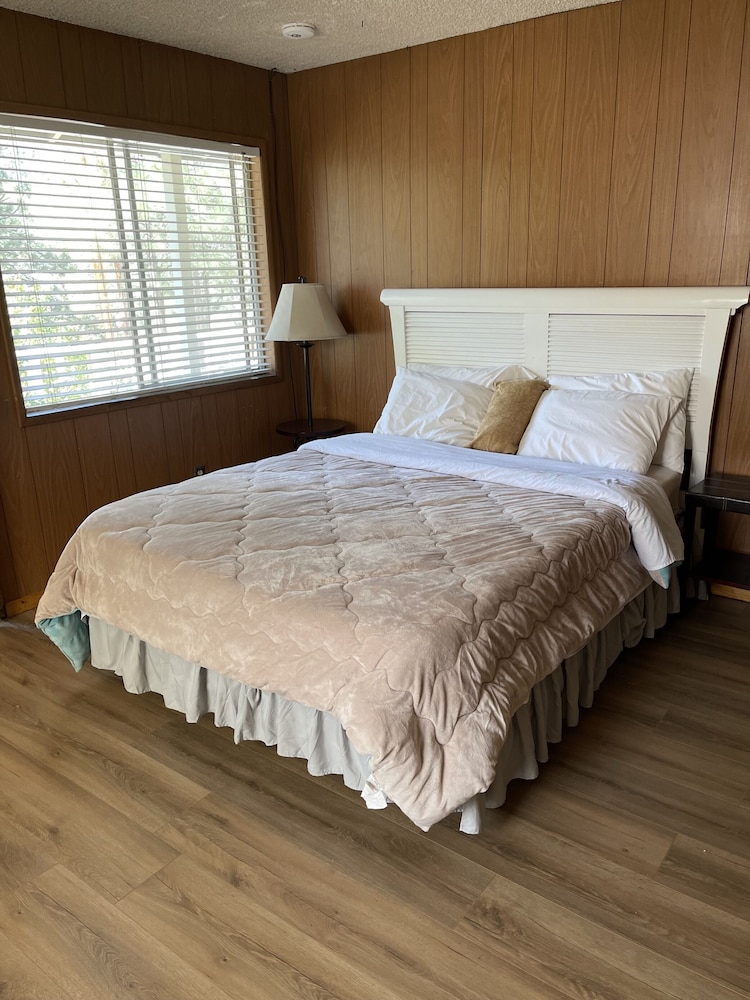 Cabin 4 - 1 Queen Bed photo 1