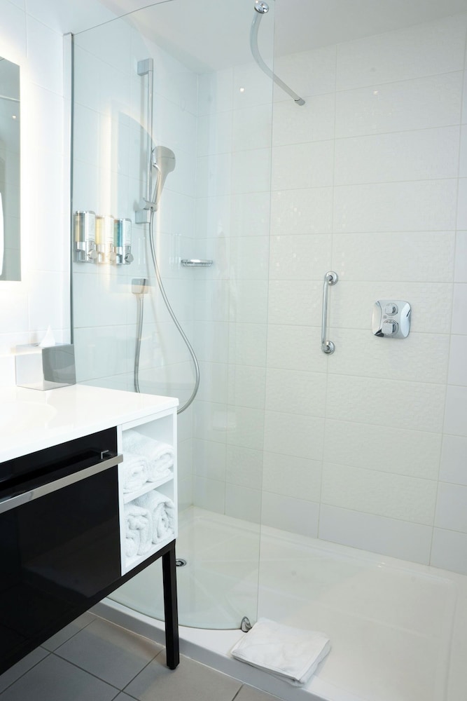 Premium Room, 1 Queen Bed, Refrigerator - Photo 9