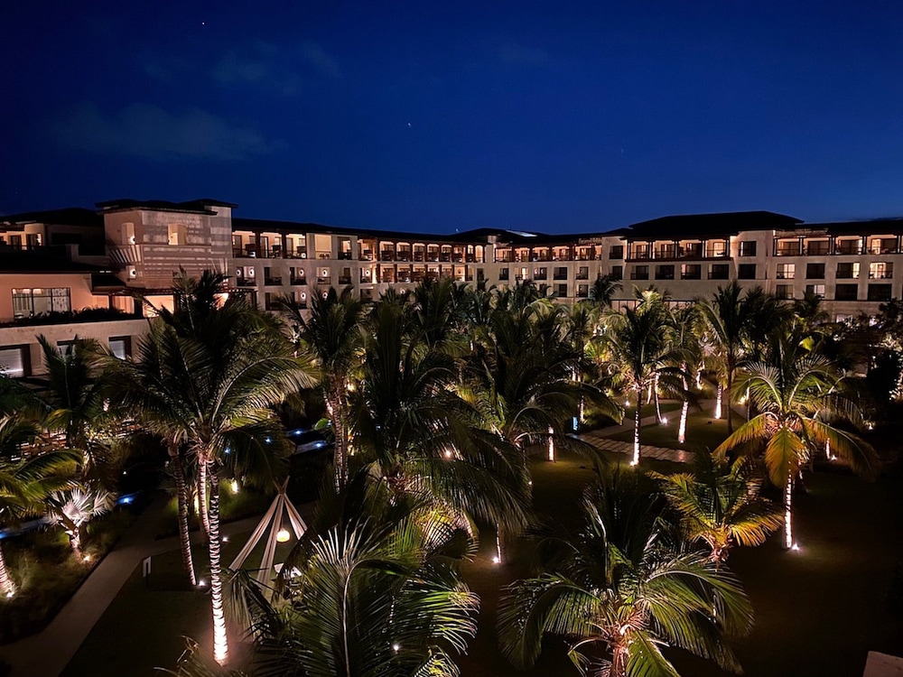 Resort King - Tropical Junior Suite thumbnail 5
