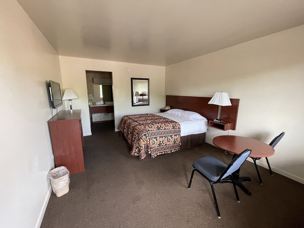 1 Queen Bed, Non Smoking - Photo 9