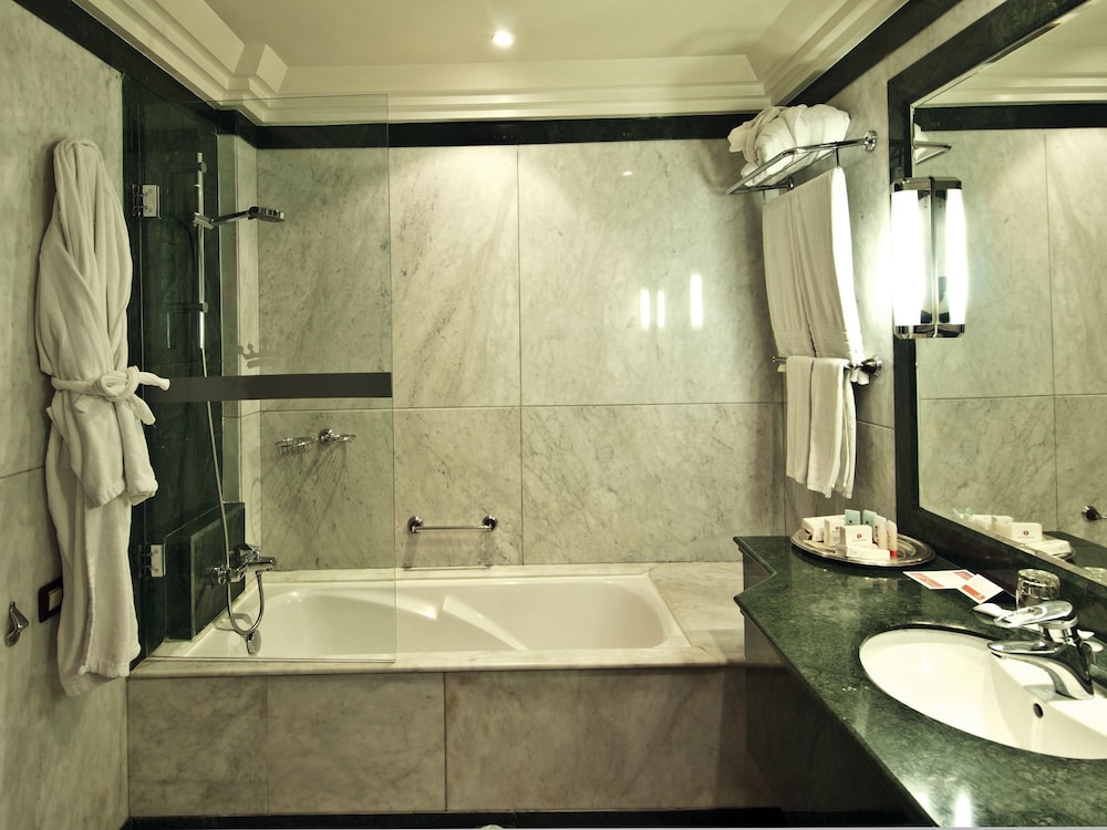 Royal Suite, 1 King Bed - Photo 7