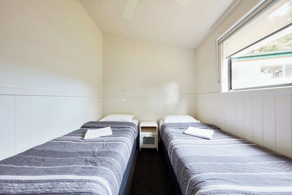 Deluxe Cabin, 3 Bedrooms, Poolside photo 3