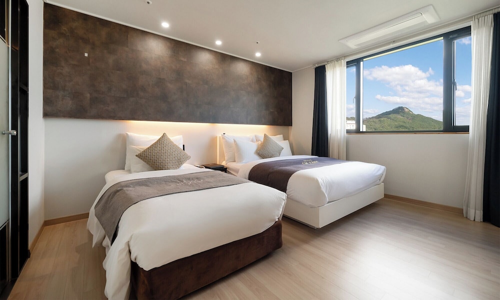Suite - Photo 14