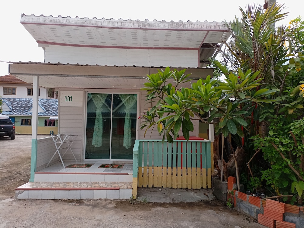 Honeymoon Suite, 1 Queen Bed, Resort View, Courtyard Area photo 3