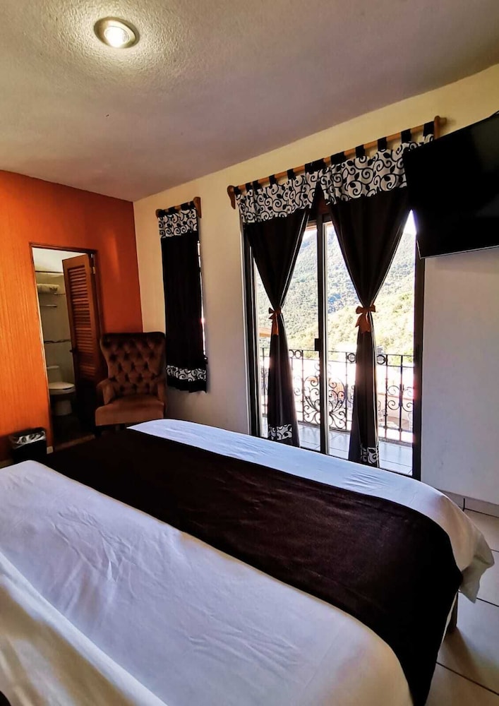 Romantic Room with King bed and Balcony photo 1