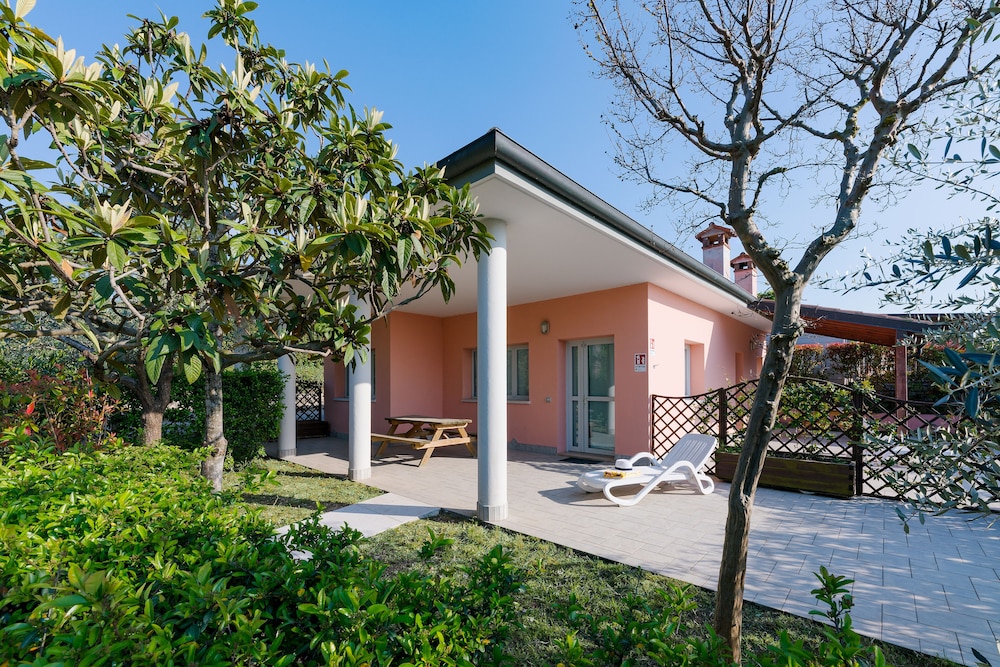 Bungalow, Patio
