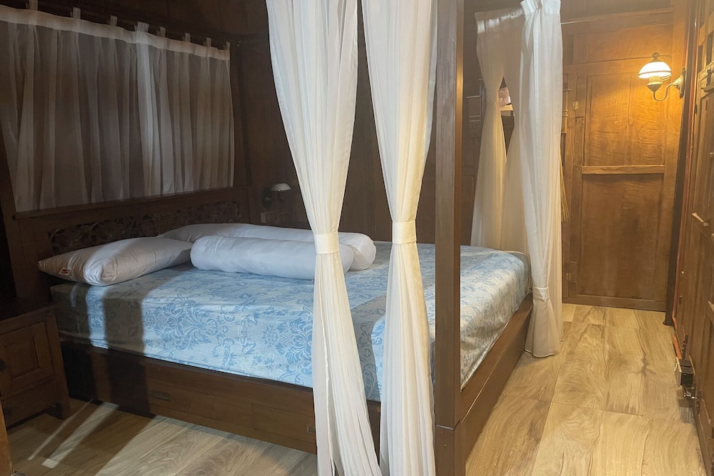 Classic Chalet, 4 Bedrooms, Garden View photo 3