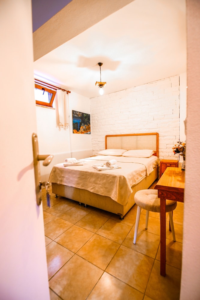 Economy Double Room (Basement, No View) photo 3