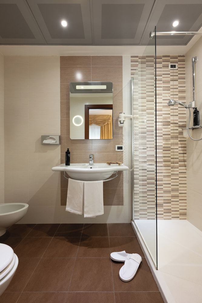 Standard Room - Photo 11