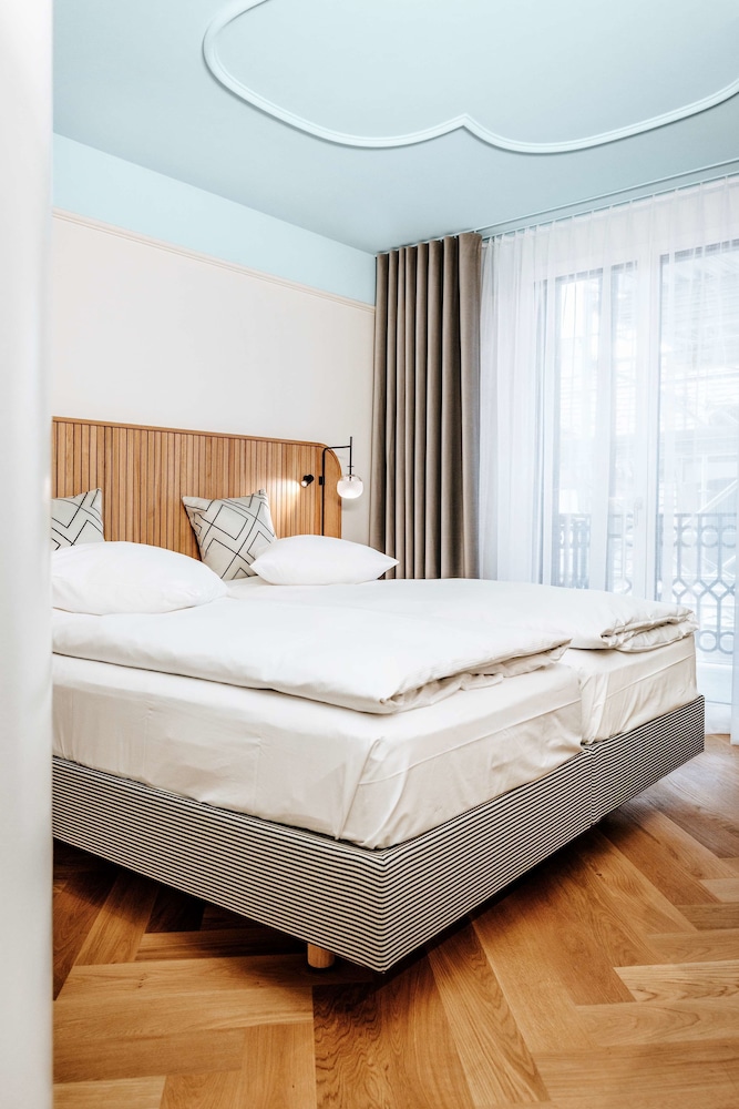 Business Room, 1 Queen Bed, Refrigerator (Converts to 2 Twin Beds) - Photo 5
