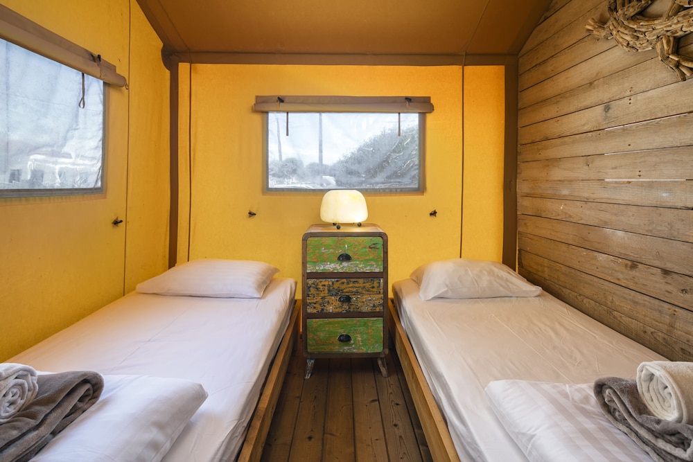 Deluxe Tent (5)
