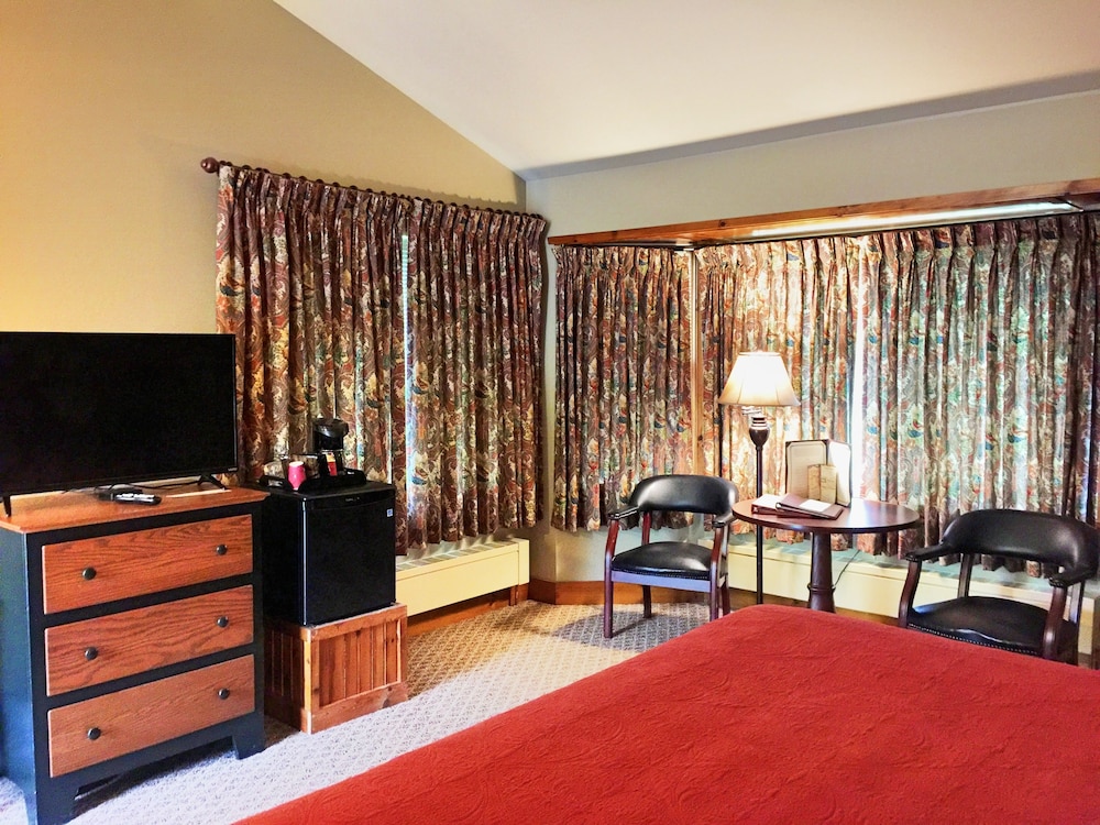 Deluxe Room, 1 King Bed, Mountain View photo 2