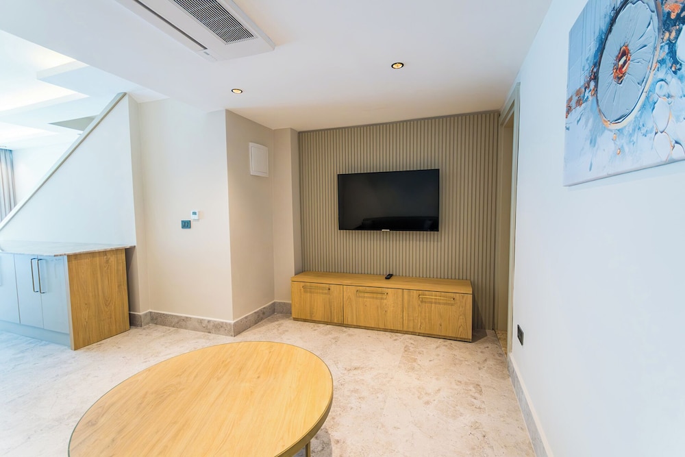 Duplex Swimup Suite - Photo 9
