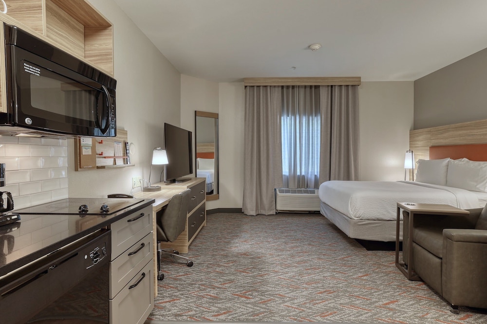 Suite, 1 Queen Bed, Accessible (Comm, Mobil Tub) - Photo 1