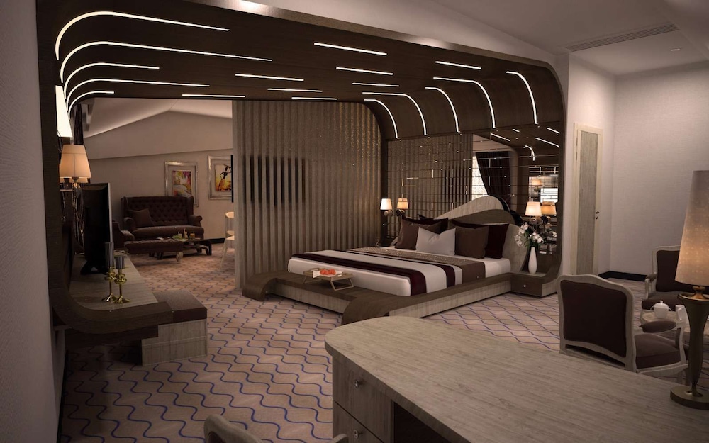 Suite, 1 King Bed, Smoking photo 1