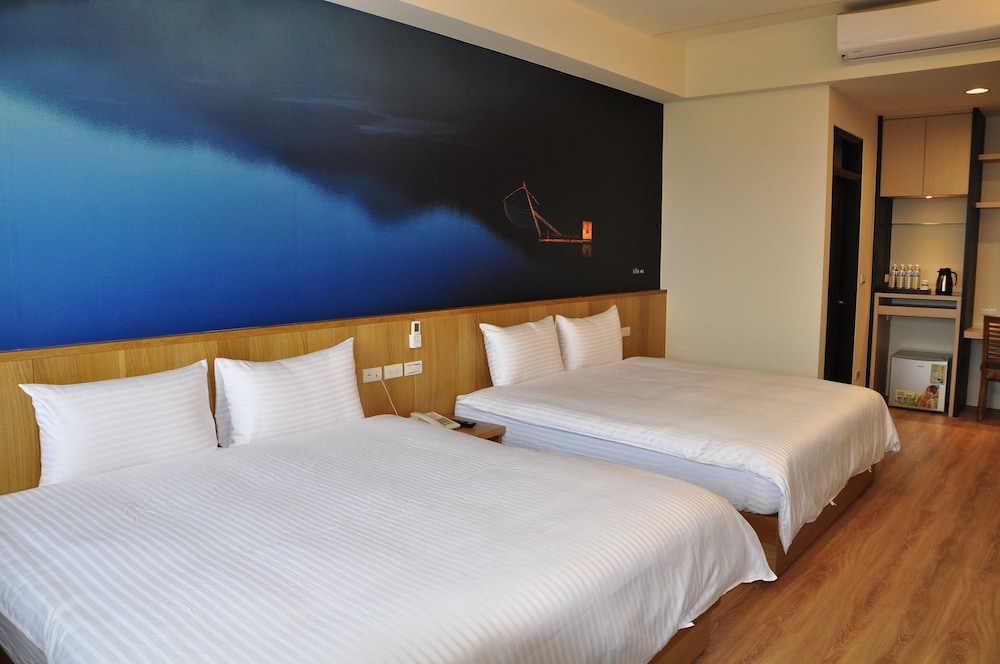 Comfort Room, 2 Queen Beds, Mountain View (203) photo 3