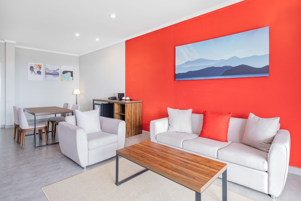 Junior Suite, Non Smoking, Ocean View (1 Queen & 2 Twin Beds) photo 2
