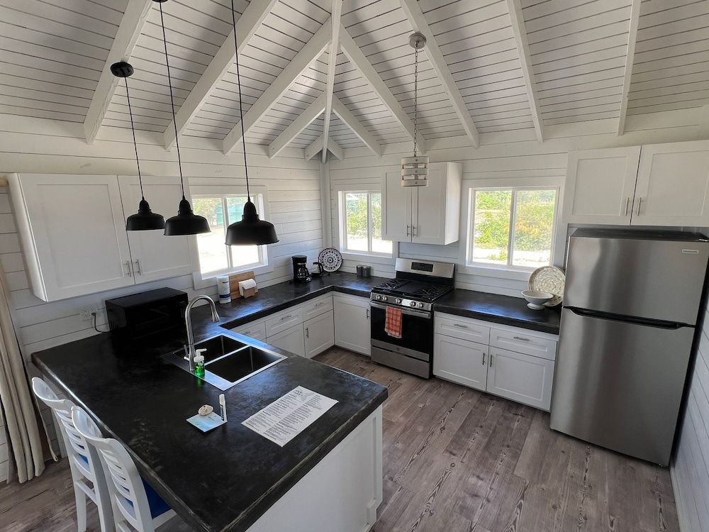 Premium Cottage, 1 King Bed, Beach View photo 3