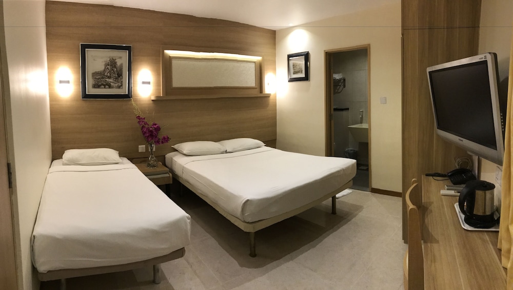 Deluxe Triple Room (1 Single Bed & 1 Queen Bed) photo 2