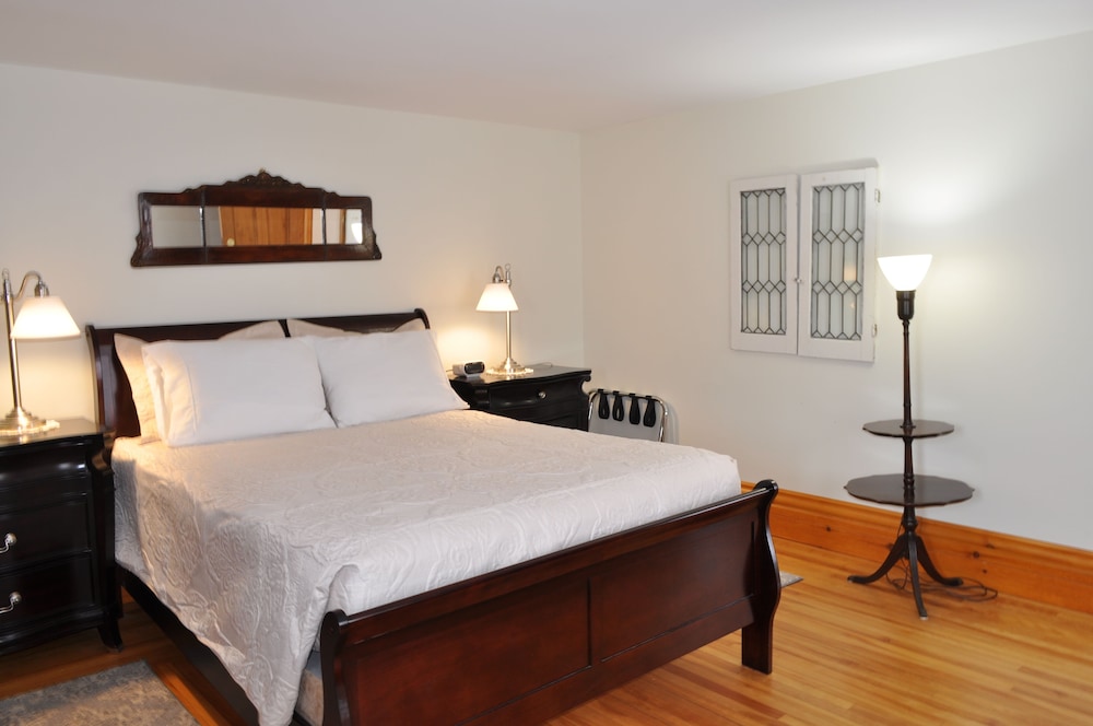 Signature Suite, 1 Queen Bed with Sofa bed, Non Smoking, Kitchenette photo 2