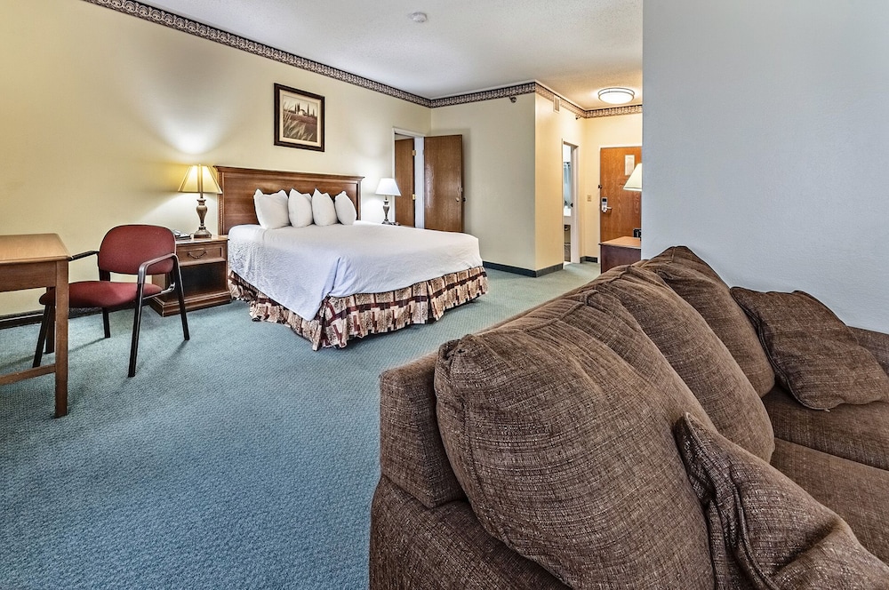 Single King Double Queen Family Suite - Photo 1