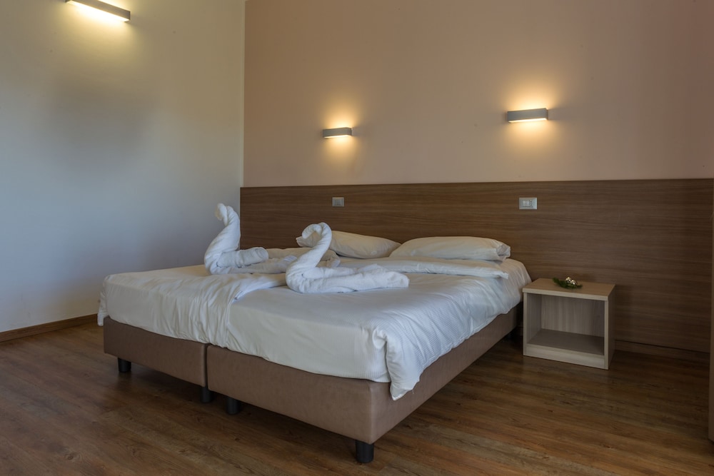 Double Room Single Use (twin beds)