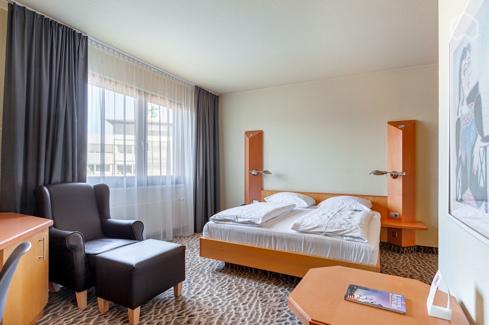 Standard Room With Queensize Bed (1,40 M Wide) photo 2