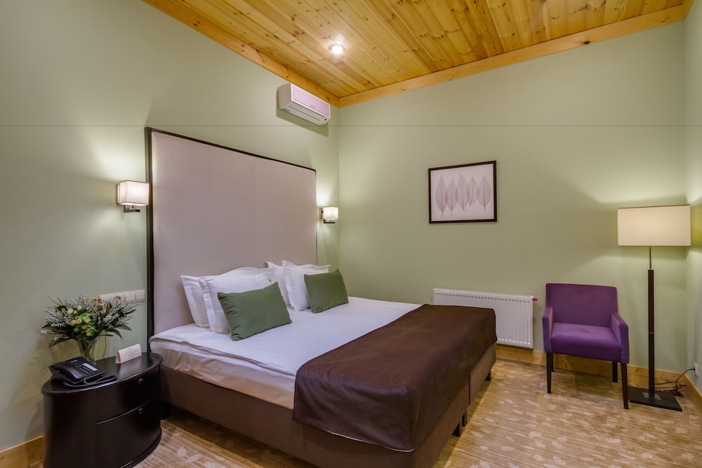 Superior Room (Country)