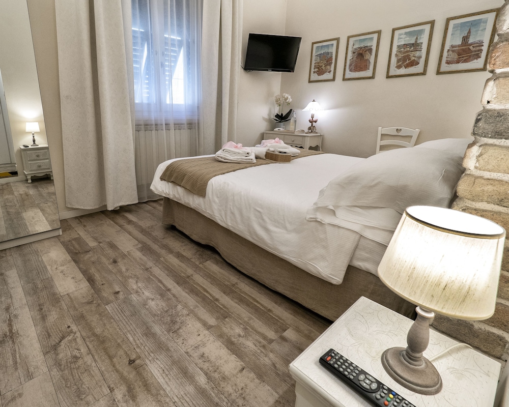 Basic Double Room, Ensuite photo 3