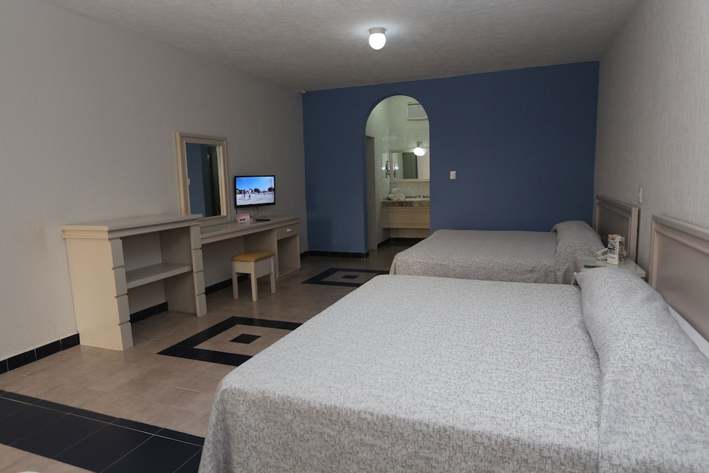 Room, 2 King Beds photo 2
