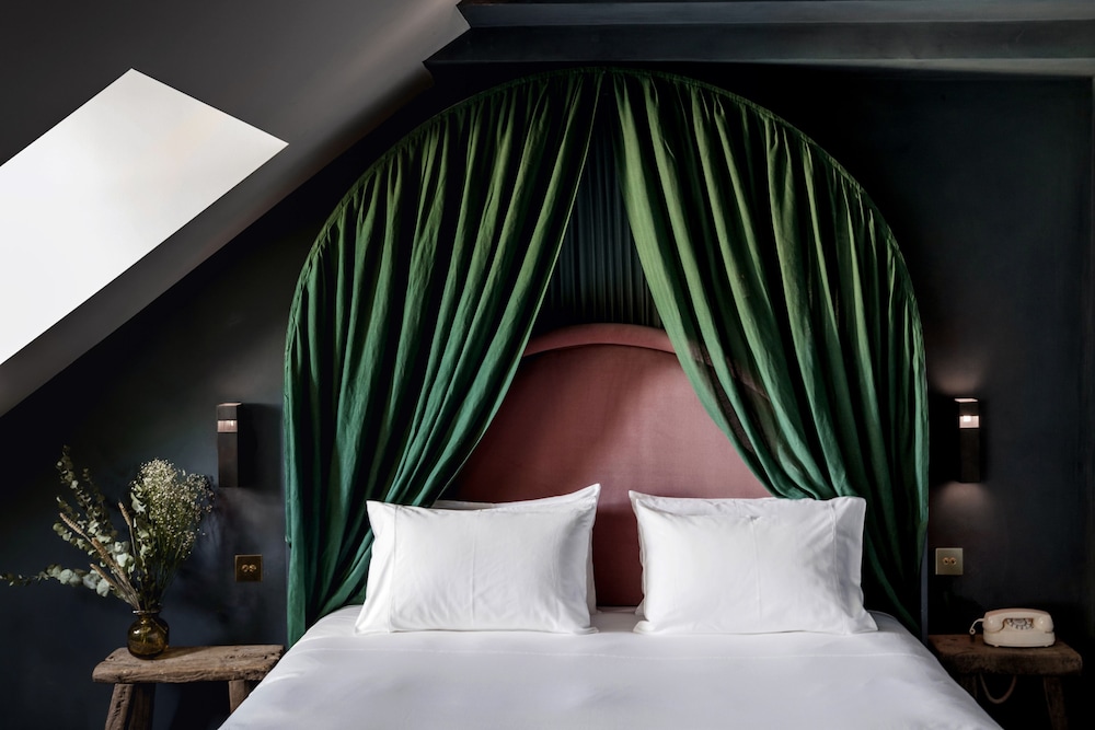 Room (Parisian Eaves) photo 2