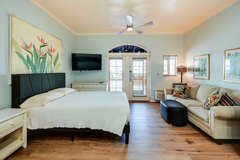 Superior Cottage, Ensuite, Marina View (3 Queen Beds + Sofa Bed) photo 1
