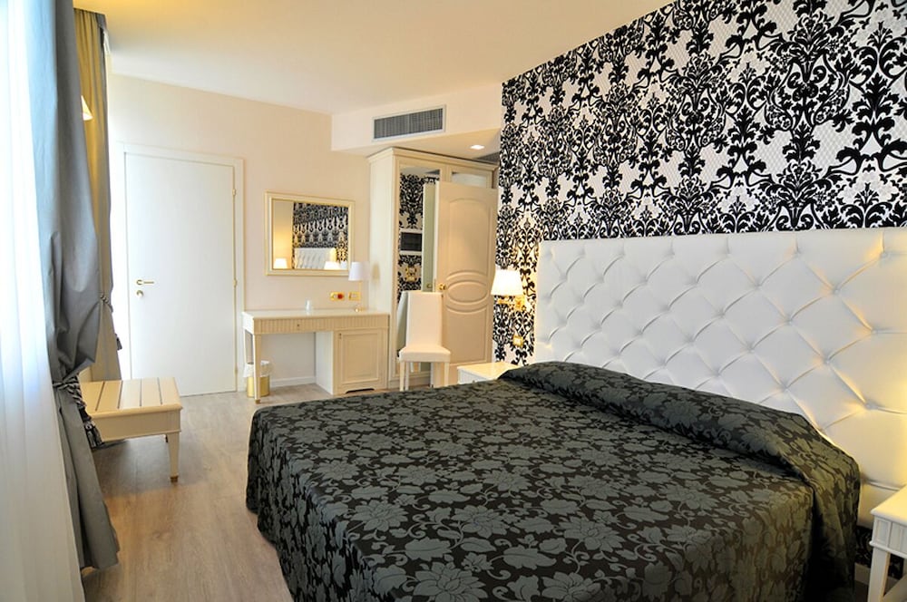 Deluxe Double or Twin Room photo 3