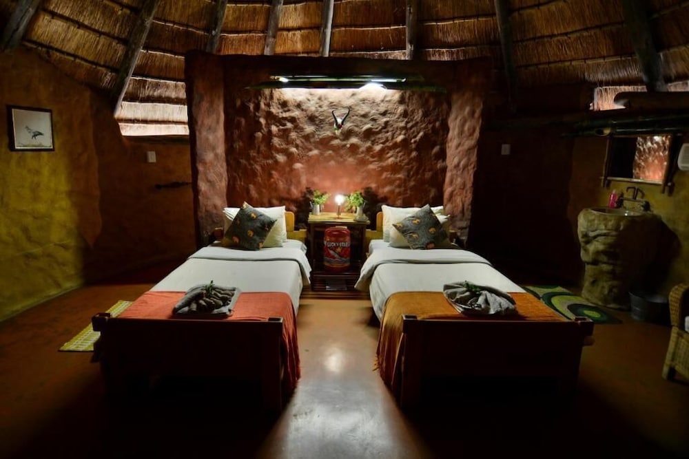 Traditional Cabin, 2 Twin Beds, Fireplace, Courtyard Area