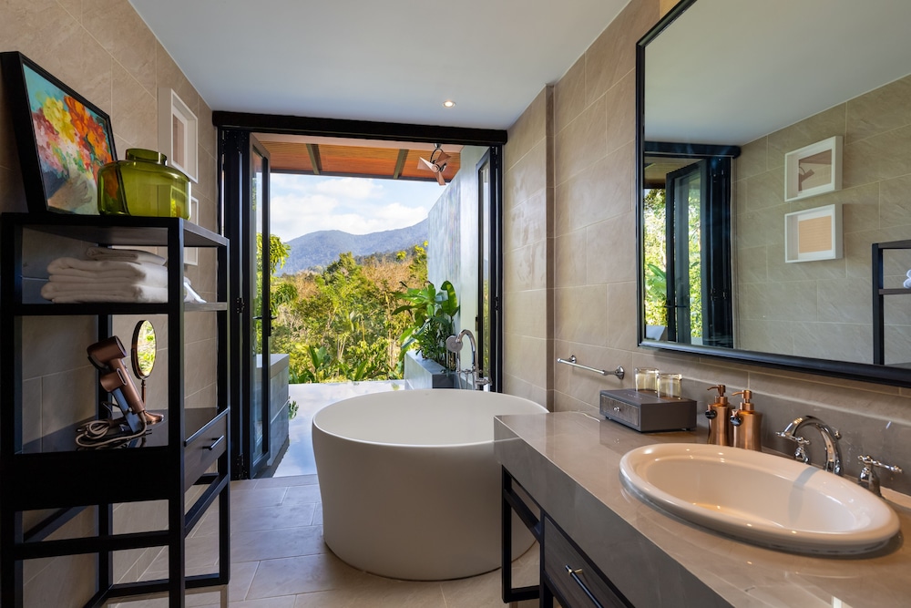 Mountain View Pool Suite - Photo 2