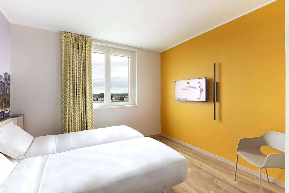 Standard Twin Room, Non Smoking - Photo 8