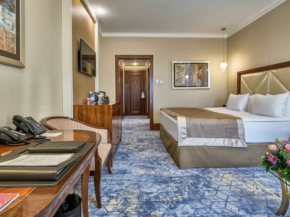 Premium Room, 1 King Bed - Photo 4