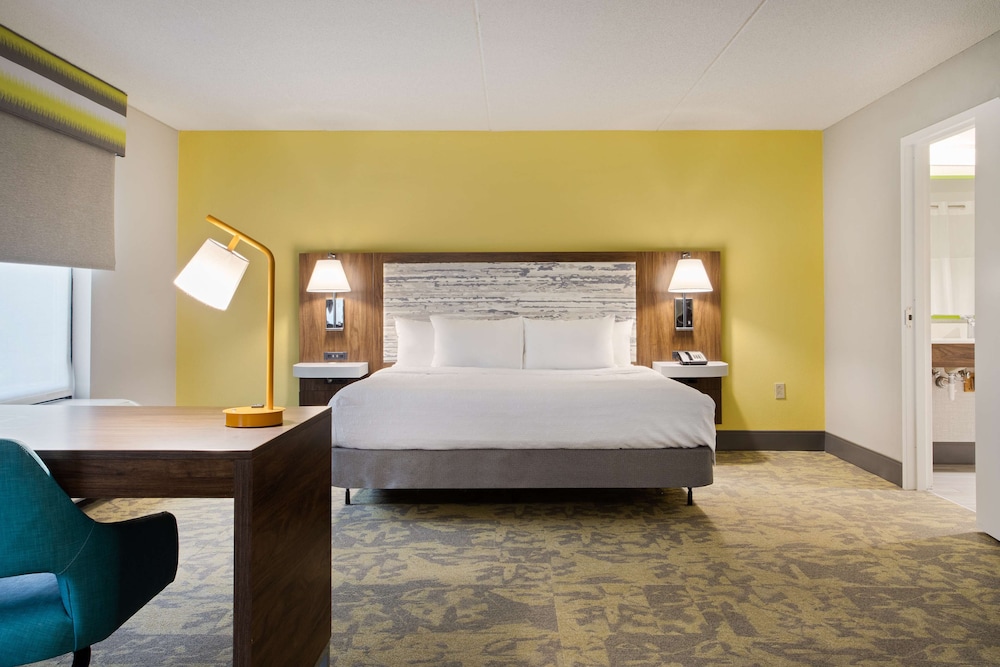Suite, 1 King Bed, Accessible, Non Smoking photo 2