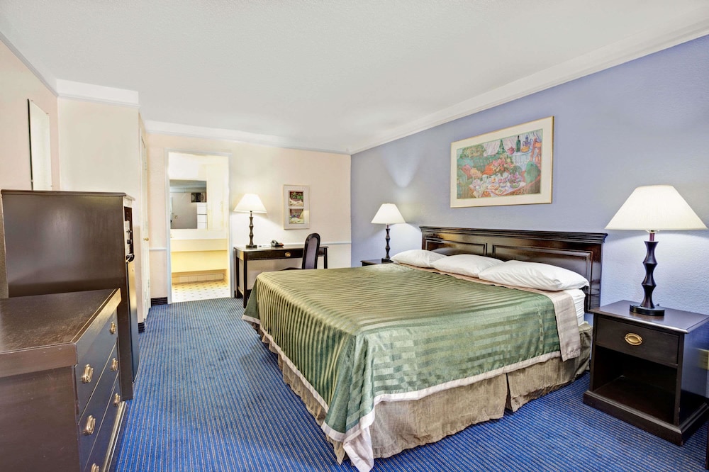Studio Suite, 1 King Bed, Smoking