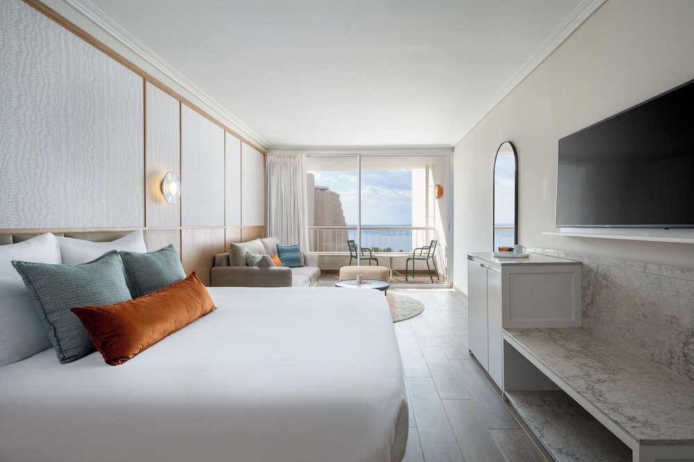 Renovated Olympic Studio Room with Pool-View Balcony photo 3