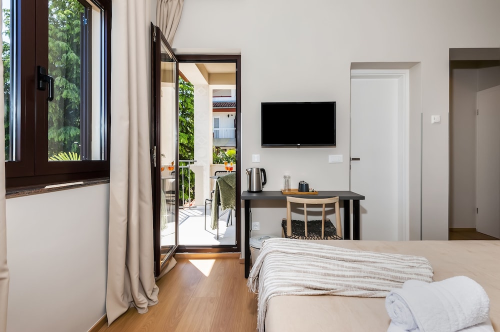 Deluxe Room, Balcony - Photo 3