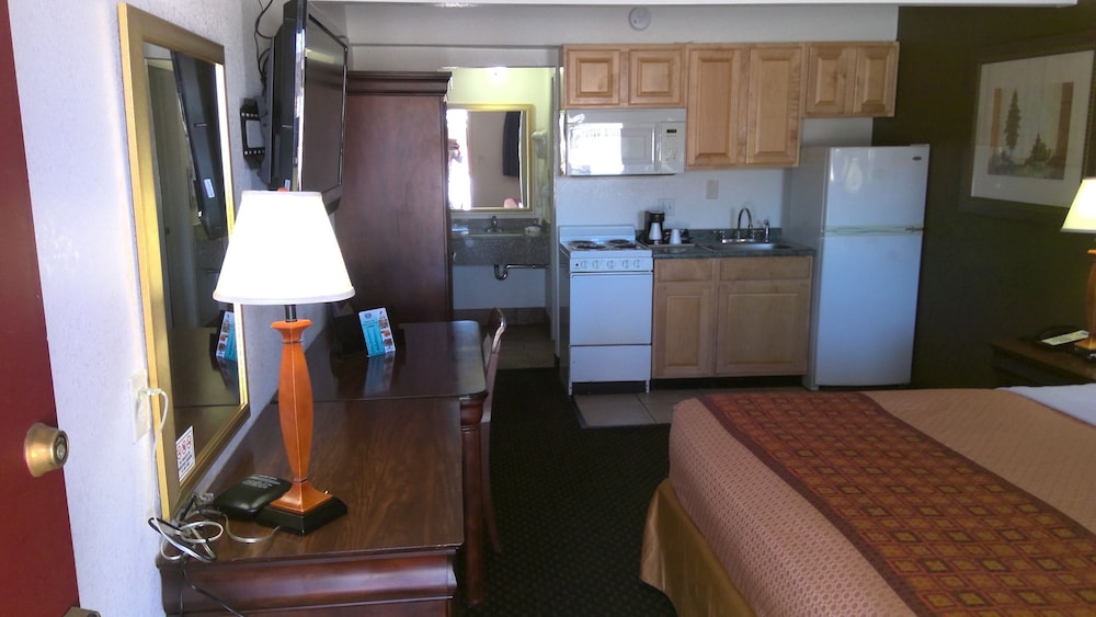Standard Room, 1 King Bed, Kitchen photo 2