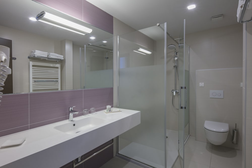 Superior Twin Room with Extra Bed and Balcony - Photo 8
