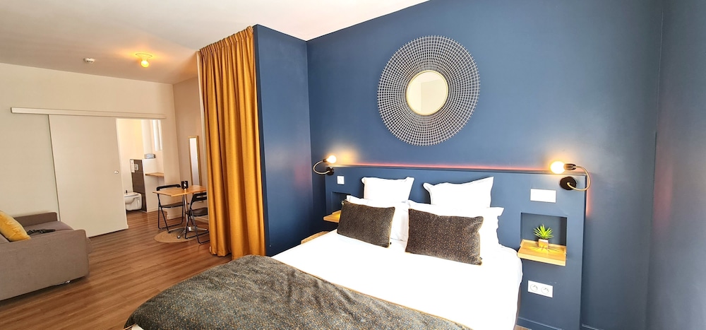 Standard Suite, City View - Photo 15