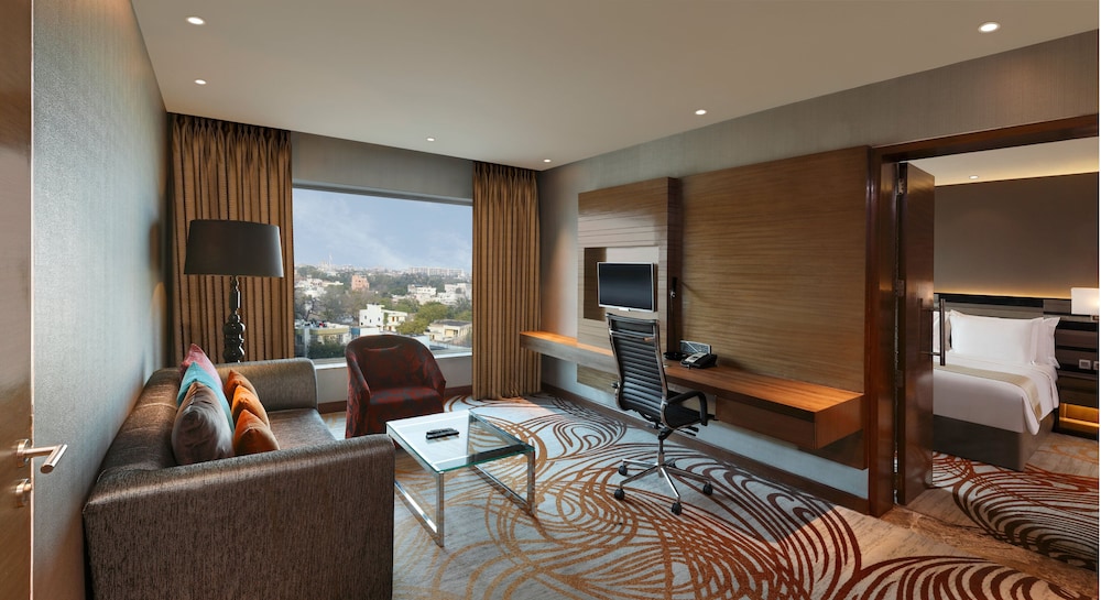 Suite, 1 King Bed, Smoking photo 1