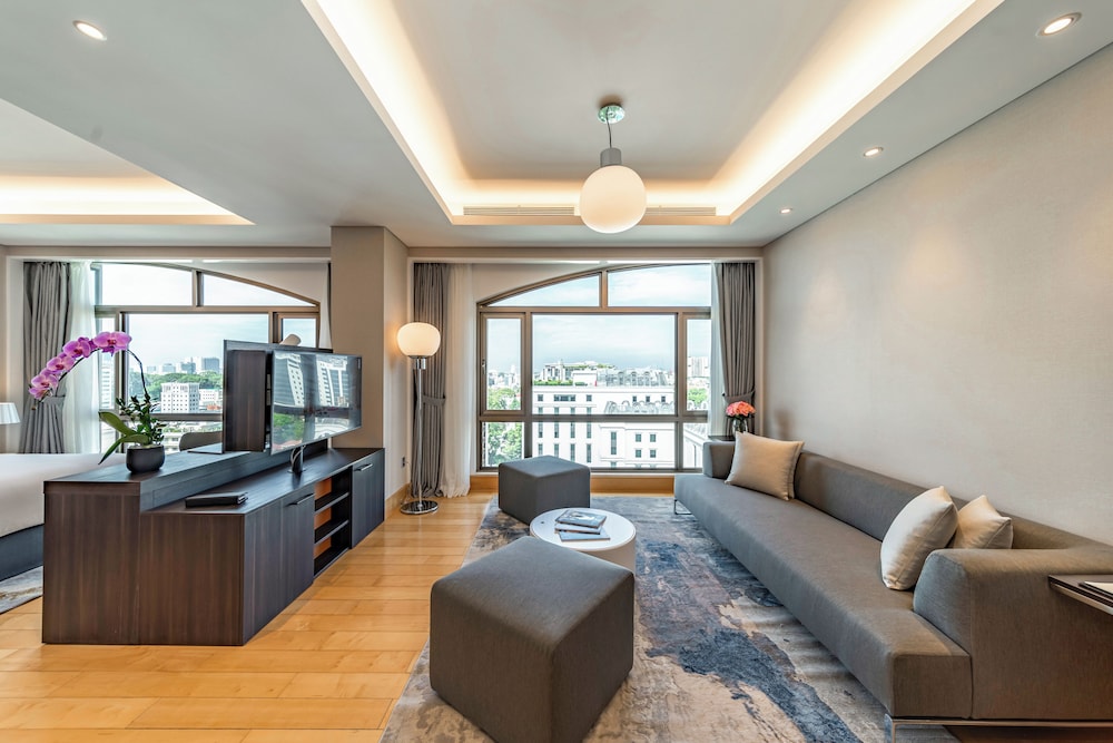 Deluxe Studio Suite, 1 King Bed, City View photo 3