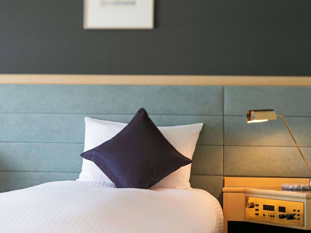 Classic Room with 2 single beds and 1 extra bed, City side